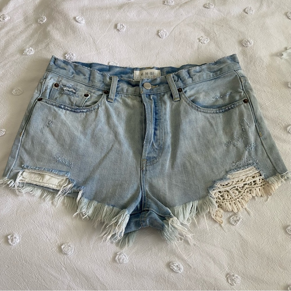 We the free light wash denim distressed shorts women’s size 30